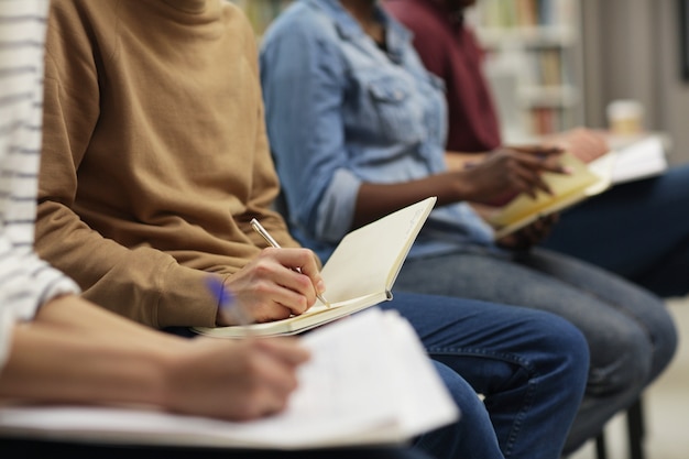 Mensen schrijven op seminar