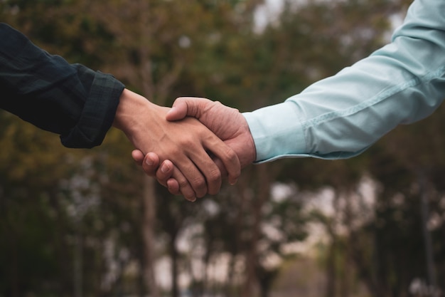 Mensen schudden hand groet teamwork partnerschap vriendschap buiten gemeenschap