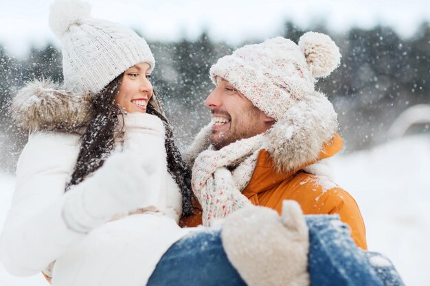 mensen, seizoen, liefde en vrije tijd concept - gelukkig paar buiten in de winter