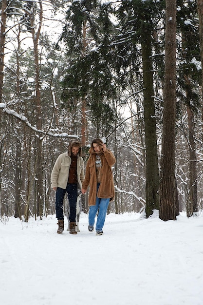 Mensen seizoen liefde en vrije tijd concept gelukkig paar knuffelen en lachen buiten in de winter Paar omhelzen en plezier hebben in besneeuwde winter park