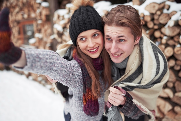 Mensen, seizoen, liefde en vrije tijd - gelukkig paar dat pret heeft in de winter