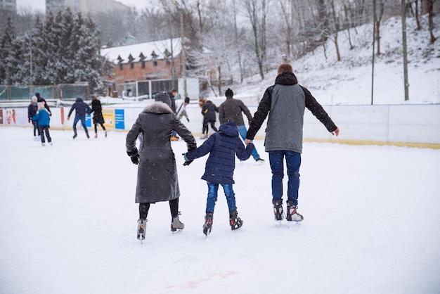 Mensen skiën op buitenijsbaan