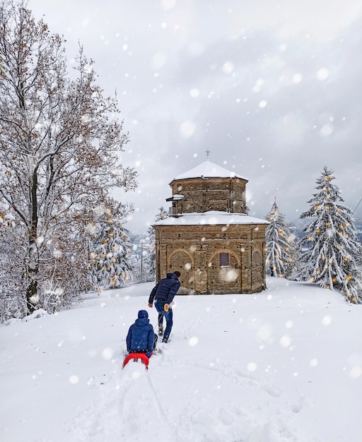 Mensen skiën op een met sneeuw bedekt landschap