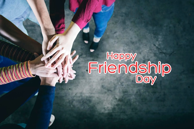 Mensen slaan de handen in elkaar met Happy Friendship day-tekst