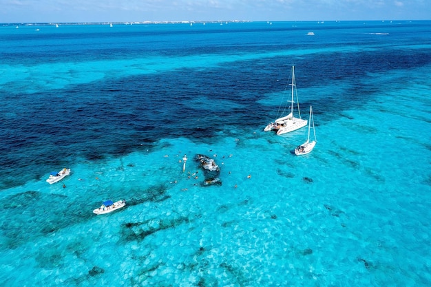 Mensen snorkelen rond het scheepswrak in de buurt van bahama's in de caribische zee. prachtig turkoois water met mensen die zwemmen met vissen, luchtfoto.