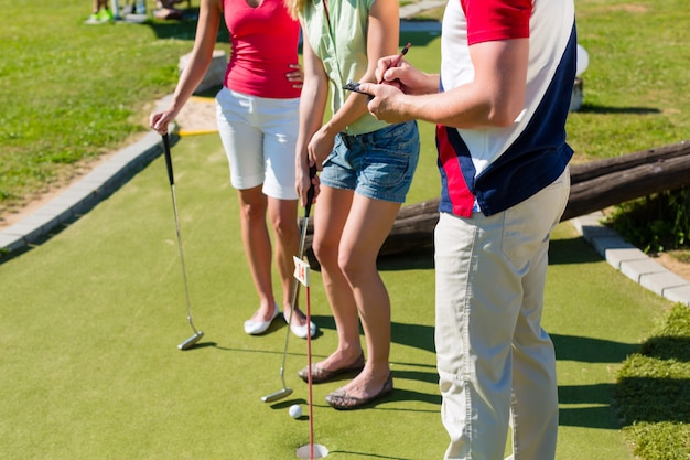 Mensen spelen minigolf buitenshuis