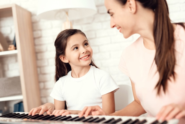 Mensen spelen op piano en rusten en hebben plezier.