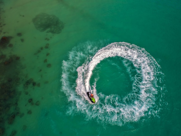 Mensen spelen tijdens de vakantie jetski op zee