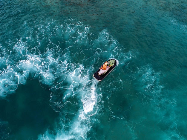 Mensen spelen tijdens de vakantie jetski op zee