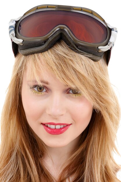 mensen, sport en geluk concept - glimlachend tienermeisje in snowboardbril