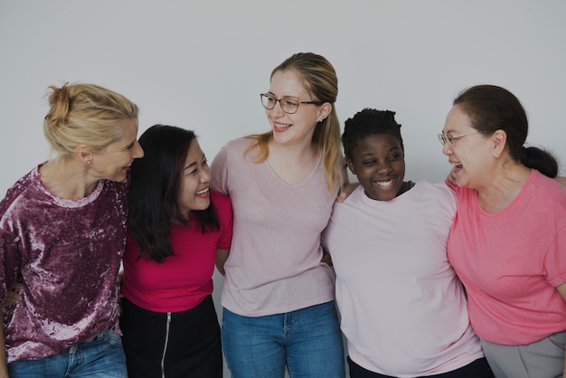 Mensen staan ​​in groep en poseren voor fotoshoot