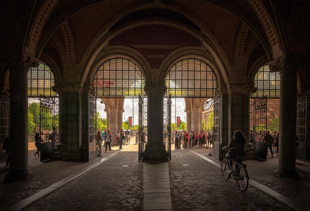 Foto mensen staan in het gebouw.