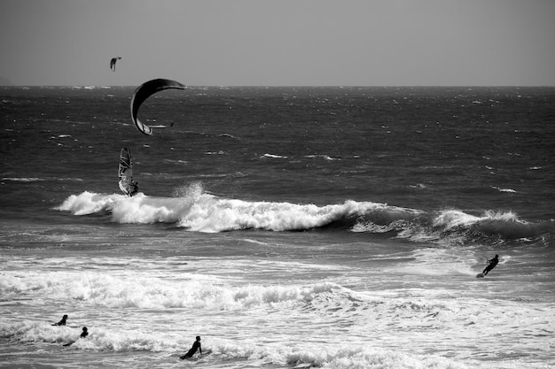 Mensen surfen in de zee.