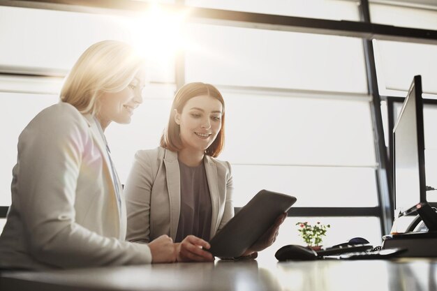 Foto mensen, technologie, werk en bedrijfsconcept - business team van vrouwen met tablet pc-computer op kantoor