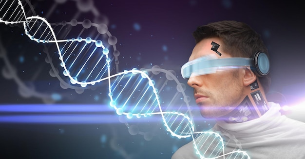 mensen, toekomstige technologie, genetica en wetenschap - man met 3D-bril en microchip-implantaat of sensoren op donkere achtergrond met DNA-molecuulprojectie