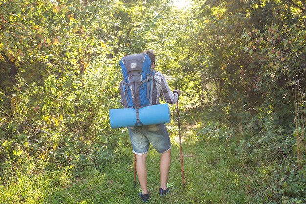 Mensen, toerisme en natuur concept - Man dwaalde het bos in.