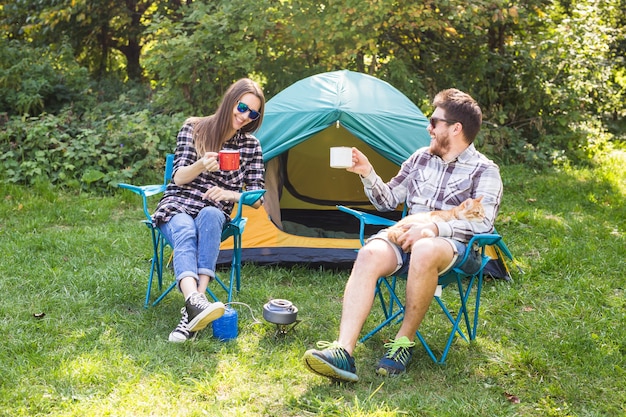 Mensen, toerisme en natuur concept - paar plezier op kamperen