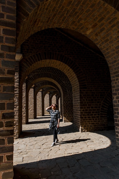 Mensen toeristen gelukkig ruïnes Romeinse architectuur bogen