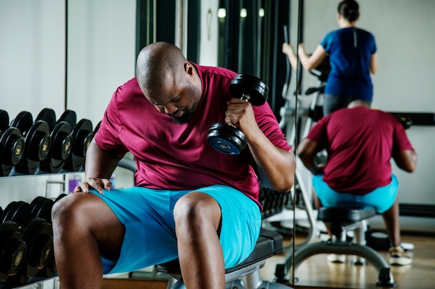 Mensen trainen in een sportschool