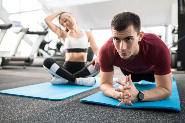 Foto mensen trainen op matten