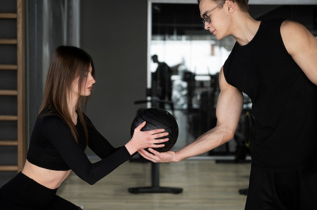 Foto mensen trainen samen met gewichtheffen