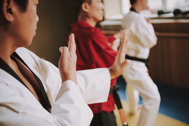 Mensen trainen stakingen in de gevechtsruimte in MMA.