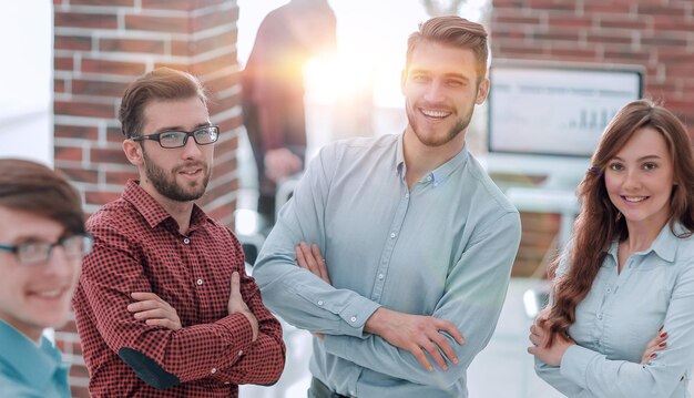 Mensen uit het bedrijfsleven bespreken op kantoor.