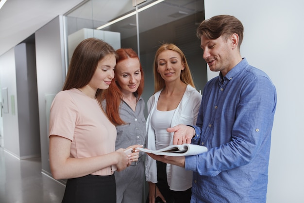 Mensen uit het bedrijfsleven bespreken van ideeën