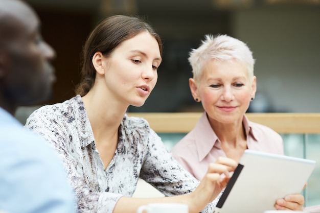 Mensen uit het bedrijfsleven bespreken werk