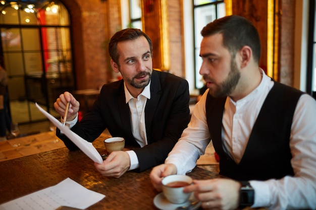 Mensen uit het bedrijfsleven bijeen in restaurant