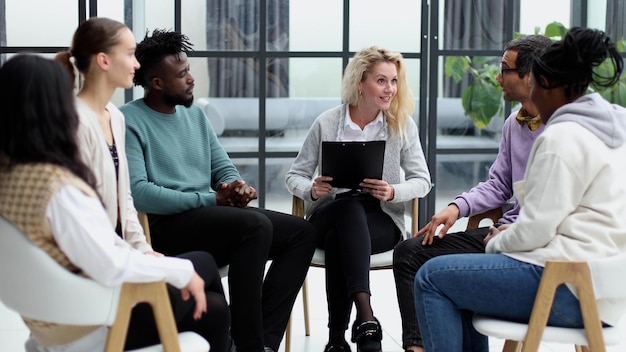 Mensen uit het bedrijfsleven bijwonen van een seminar in bestuurskamer