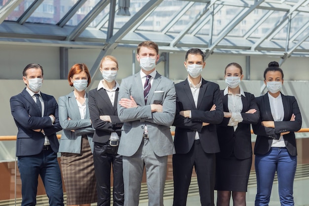 Mensen uit het bedrijfsleven die chirurgische maskers dragen