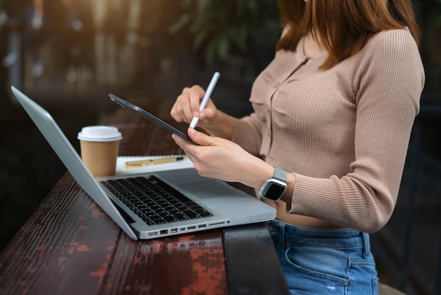 Mensen uit het bedrijfsleven die in het werkgebied werken met laptop en tablet aan het bureau voor bedrijfsconcepten buiten