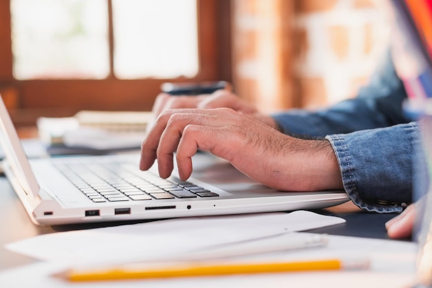 Mensen uit het bedrijfsleven die thuis aan een laptop werken quarantaine van coronavirus covid19 werken vanuit huis of werken thuis en sociaal afstandsconcept