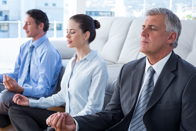 Mensen uit het bedrijfsleven die yoga beoefenen