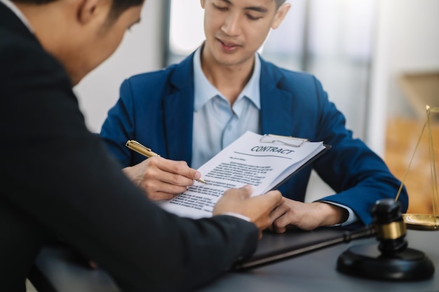 Mensen uit het bedrijfsleven en advocaten bespreken contractpapieren die 's ochtends op kantoor aan tafel zitten concepten van juridisch advies juridische diensten