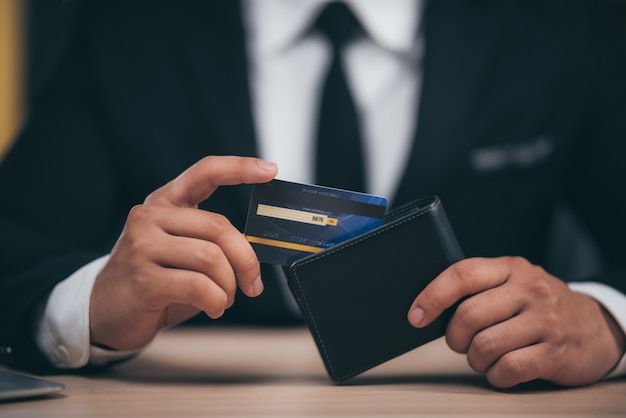 Mensen uit het bedrijfsleven gebruiken creditcards om financiële transacties op het werk uit te voeren