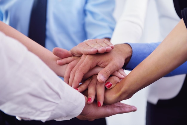 mensen uit het bedrijfsleven groeperen de handen ineen en vertegenwoordigen het concept van vriendschap en teamwerk, lage hoekweergave