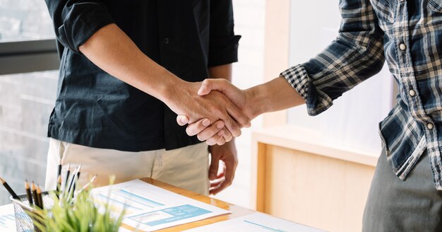 Mensen uit het bedrijfsleven handdruk voor teamwerk van zakelijke fusie en overname