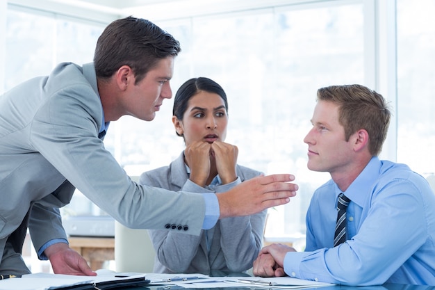 Mensen uit het bedrijfsleven in gesprek in een kantoor