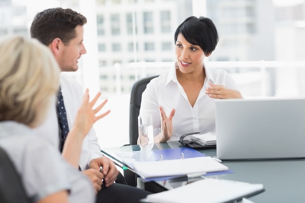 Mensen uit het bedrijfsleven in gesprek op kantoor