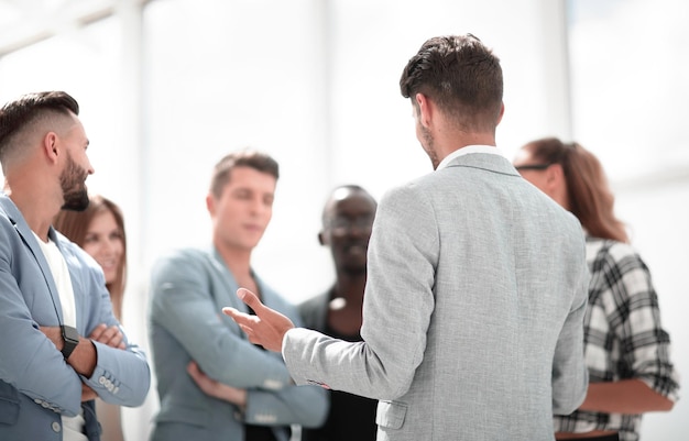 Mensen uit het bedrijfsleven in gesprek over nieuw project