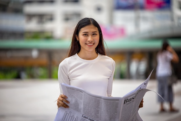 Mensen uit het bedrijfsleven lezen van zakelijke krant op buiten.