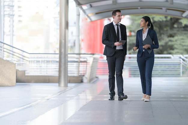 Mensen uit het bedrijfsleven lopen en praten met elkaar