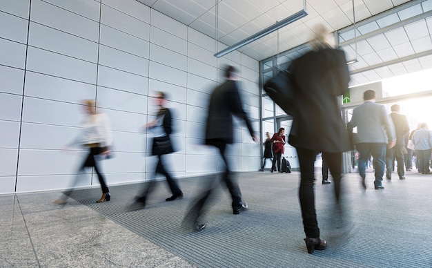 Mensen uit het bedrijfsleven lopen in de beursgang