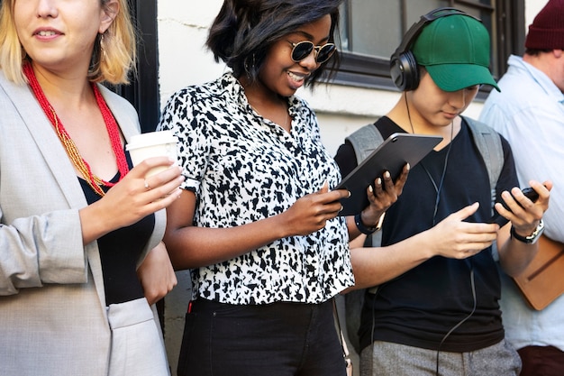 Mensen uit het bedrijfsleven met behulp van digitale apparaten