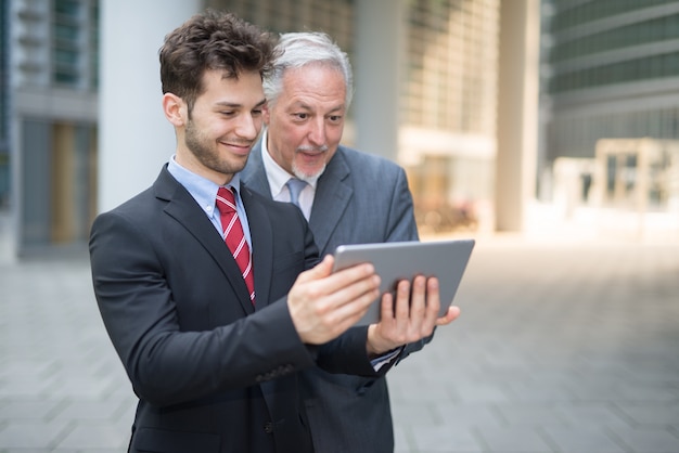 Mensen uit het bedrijfsleven met behulp van een tablet