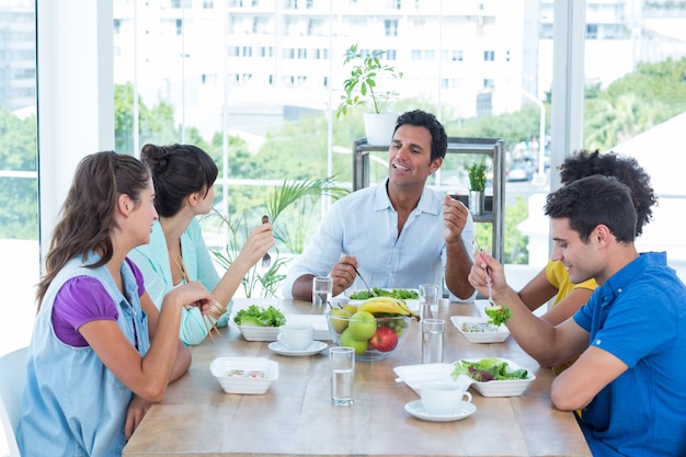 Mensen uit het bedrijfsleven na de lunch