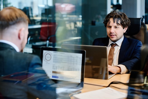 Mensen uit het bedrijfsleven onderzoeken financiële marketing