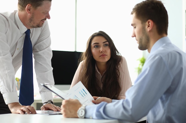 Mensen uit het bedrijfsleven ontmoeten elkaar op kantoor en bespreken bedrijfsanalyses